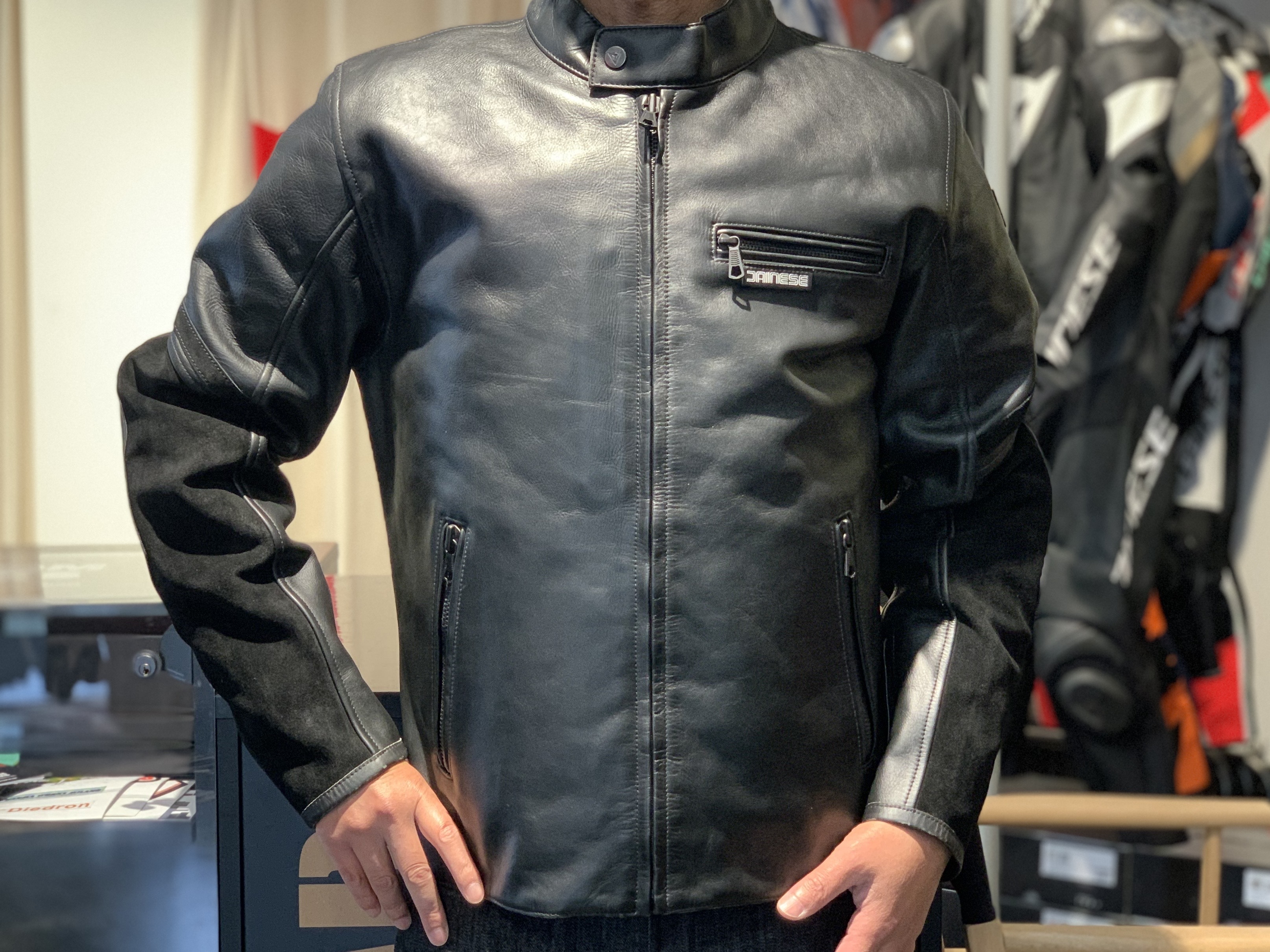 スウェードレザーが上質さを演出する”MERAK LEATHER JACKET”をご紹介