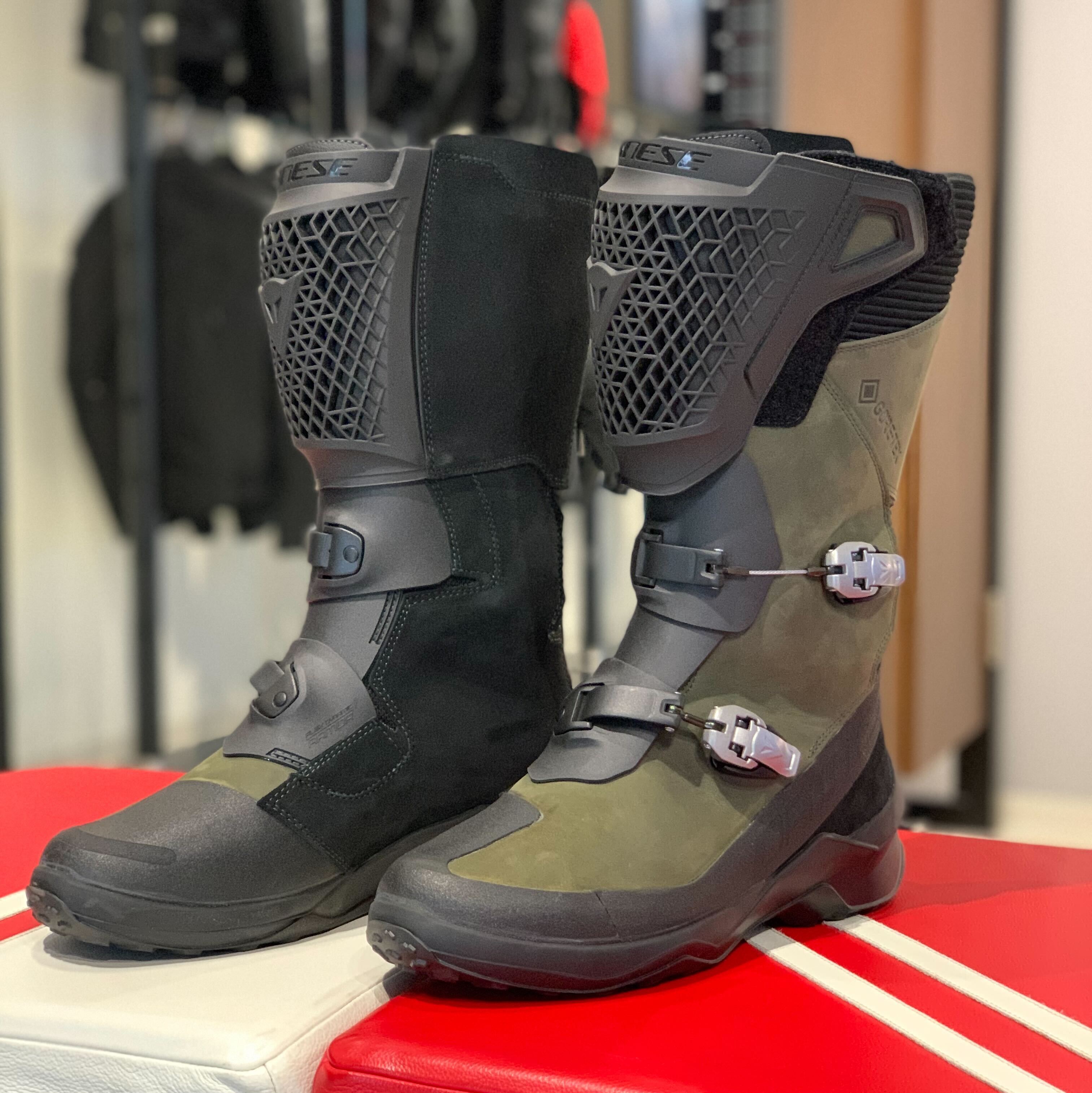 アドベンチャーツーリングに新提案。”SEEKER GORE-TEX® BOOTS”