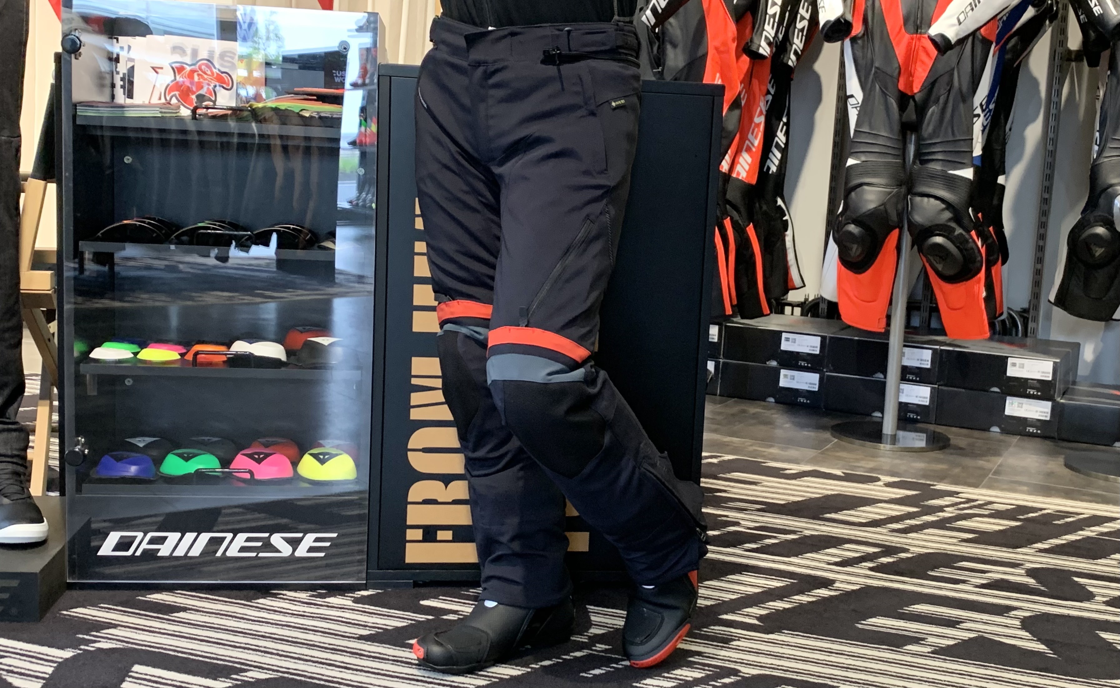 ツーリングの秋におすすめ！《CARVE MASTER 3 GORE-TEX® PANTS》