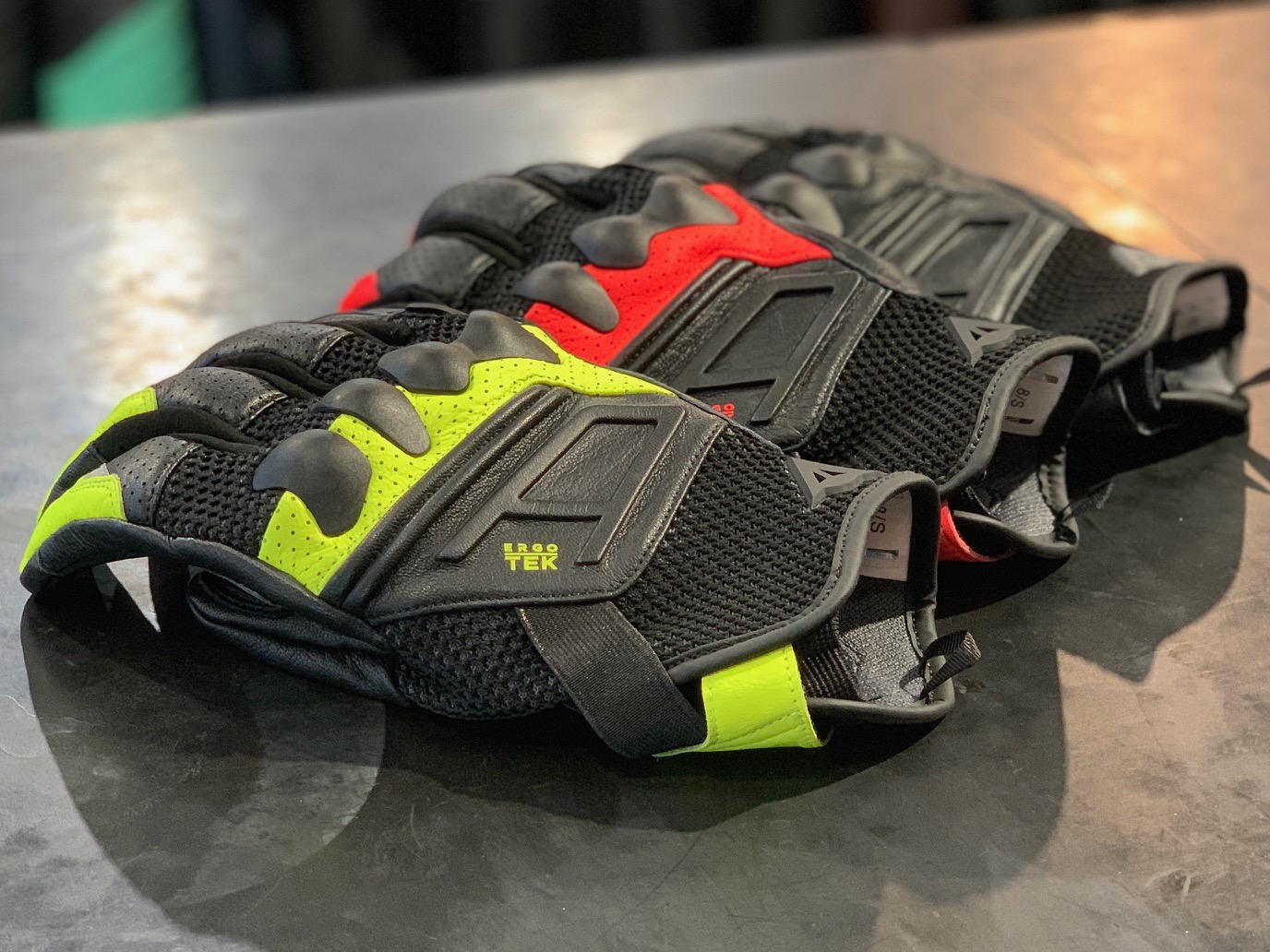 モデルチェンジして快適性が向上した新作グローブ【X-RIDE 2】