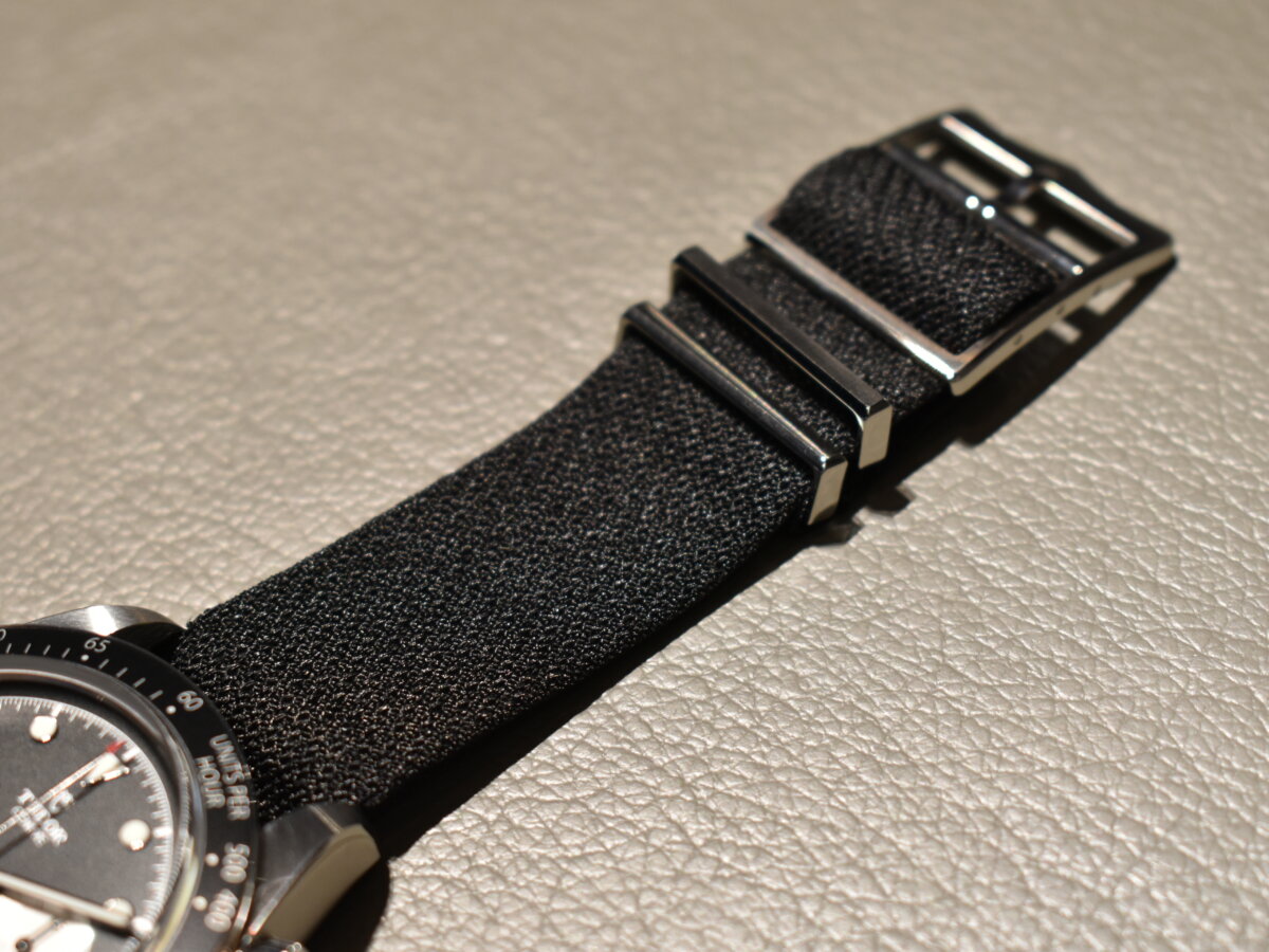 水陸両方の伝統が詰まった時計をファブリックストラップでオシャレに