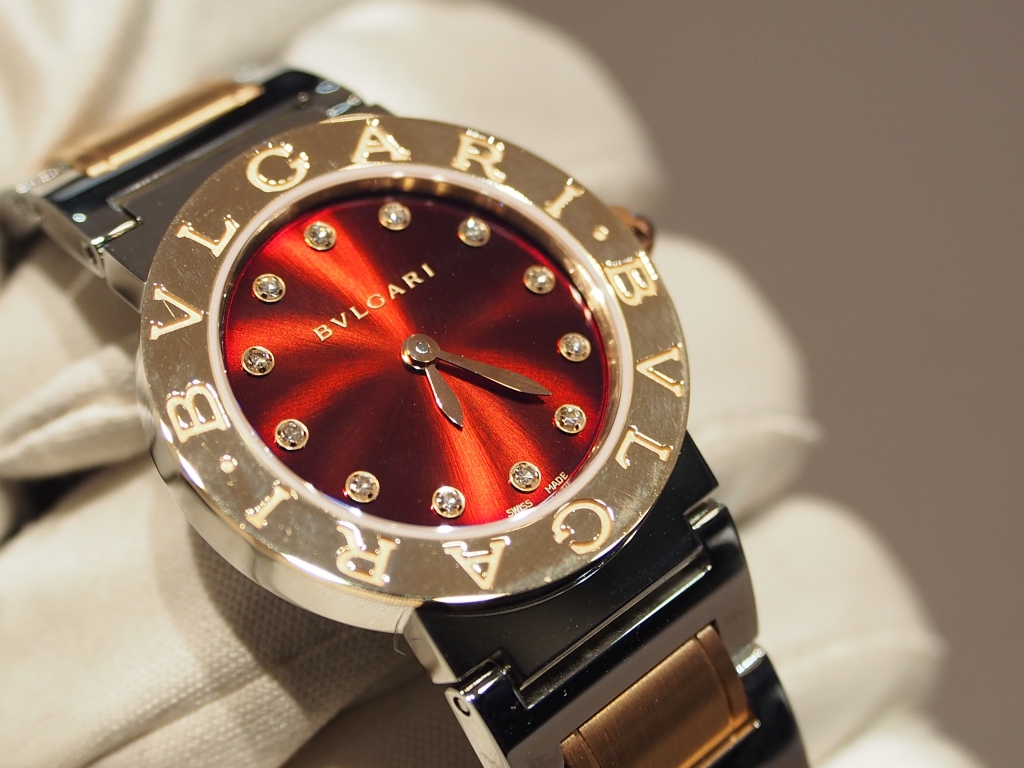 ワインレッドのようなブラウン文字盤が美しい！新作の「ブルガリ