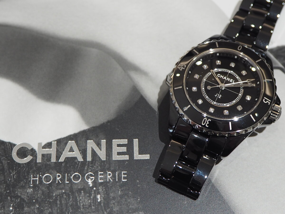 シャネル】圧倒的な印象を与える黒い時計「J12 ブラック」 ｜ oomiya