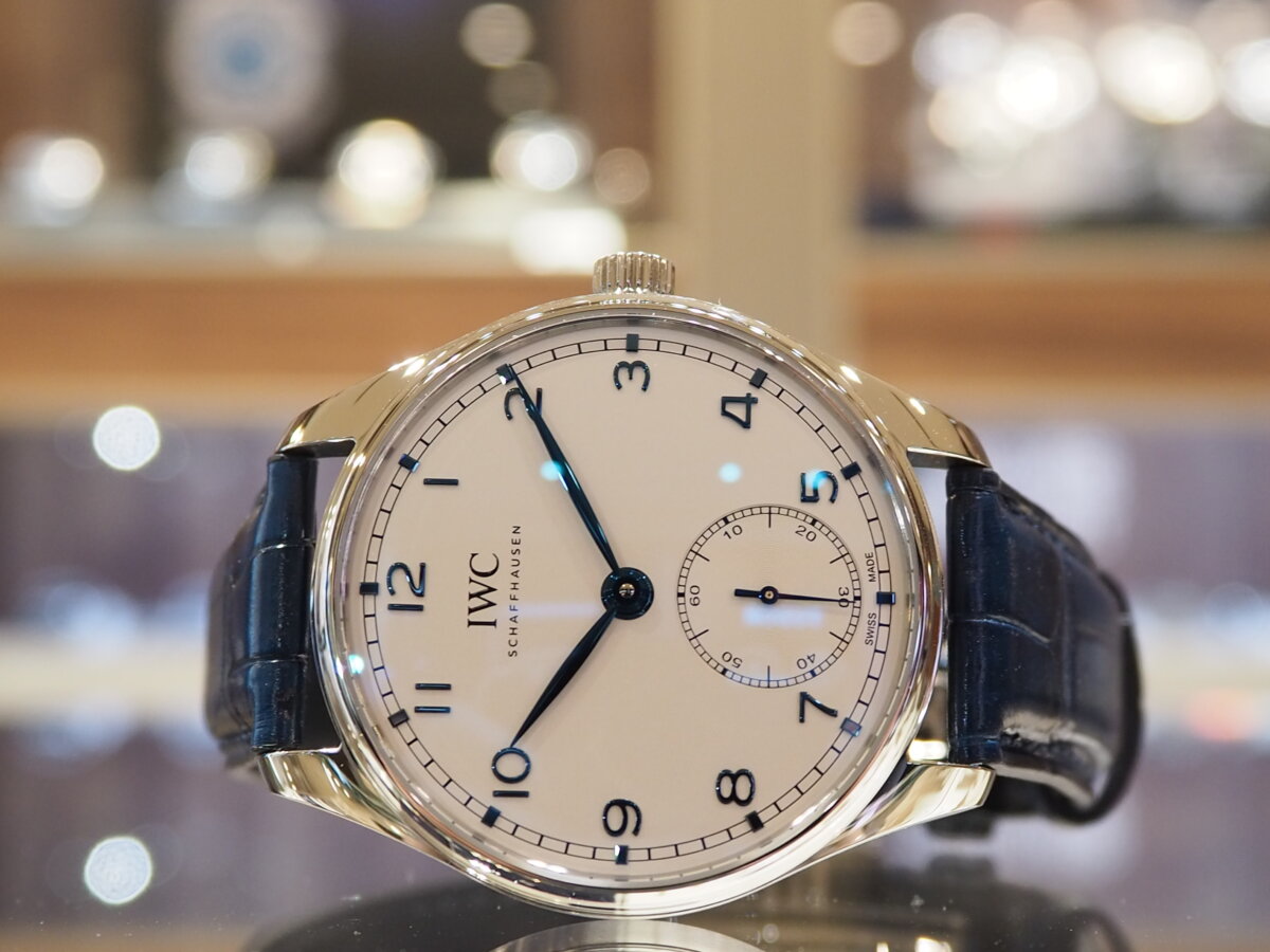 人気の白文字盤×青針が再入荷致しました！小ぶりなサイズの