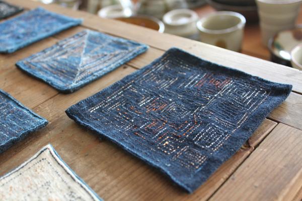 ラオス・レンテン族の豆敷（コースター）はいろんな柄がございます