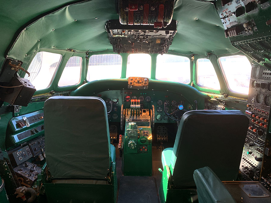 レトロな大型プロペラ旅客機がバーに変身！？TWAホテルのバーConnie