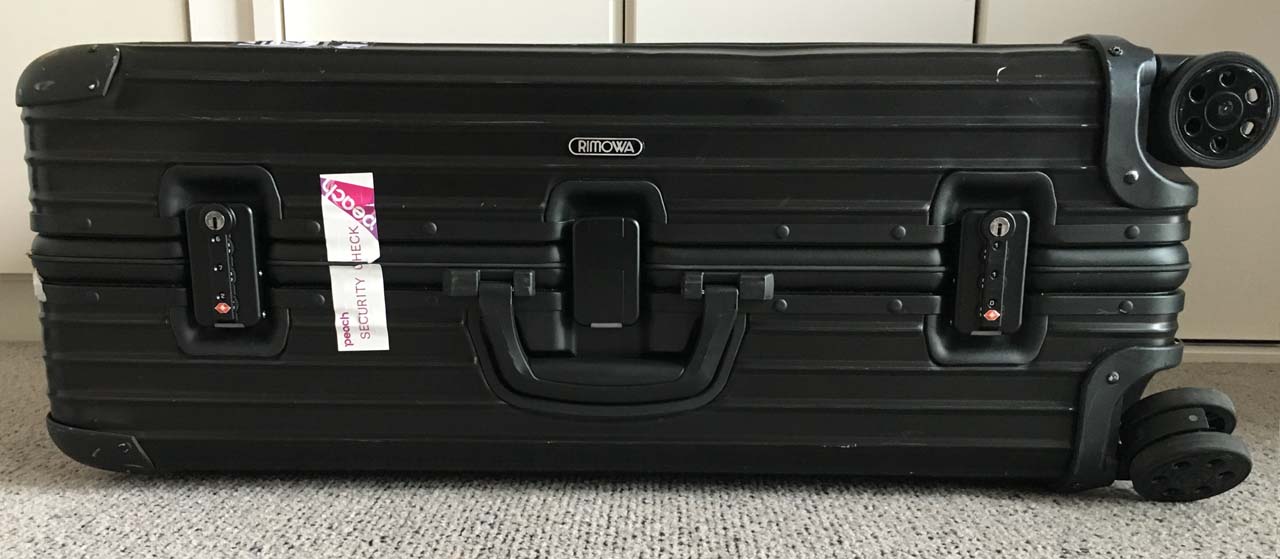 クールな艶消し黒塗装が魅力のRIMOWA TOPAS STEALTH(リモワ トパーズ