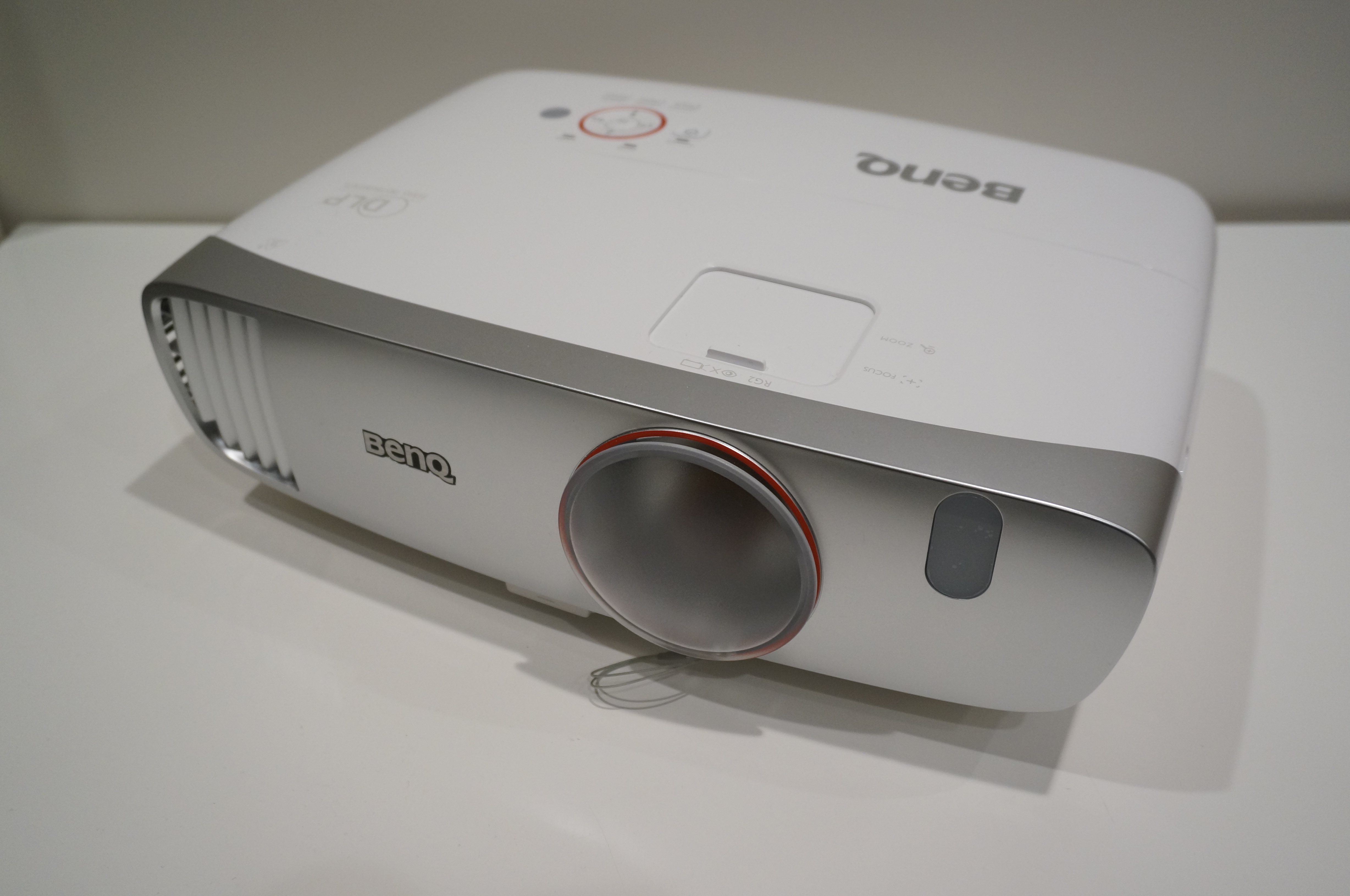 1.5mから100インチを投影。狭い部屋でも大画面が楽しめるBenQの短焦点