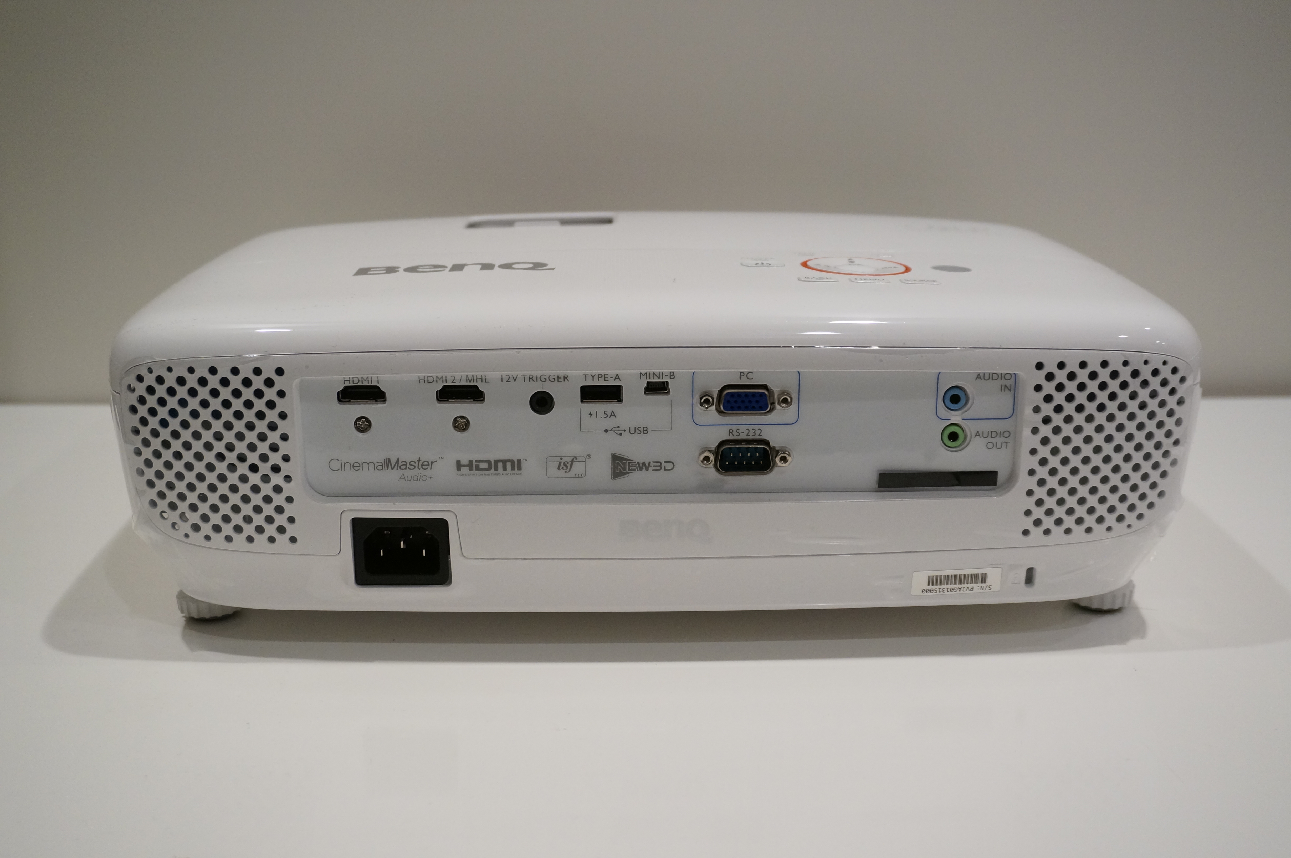 1.5mから100インチを投影。狭い部屋でも大画面が楽しめるBenQの短焦点