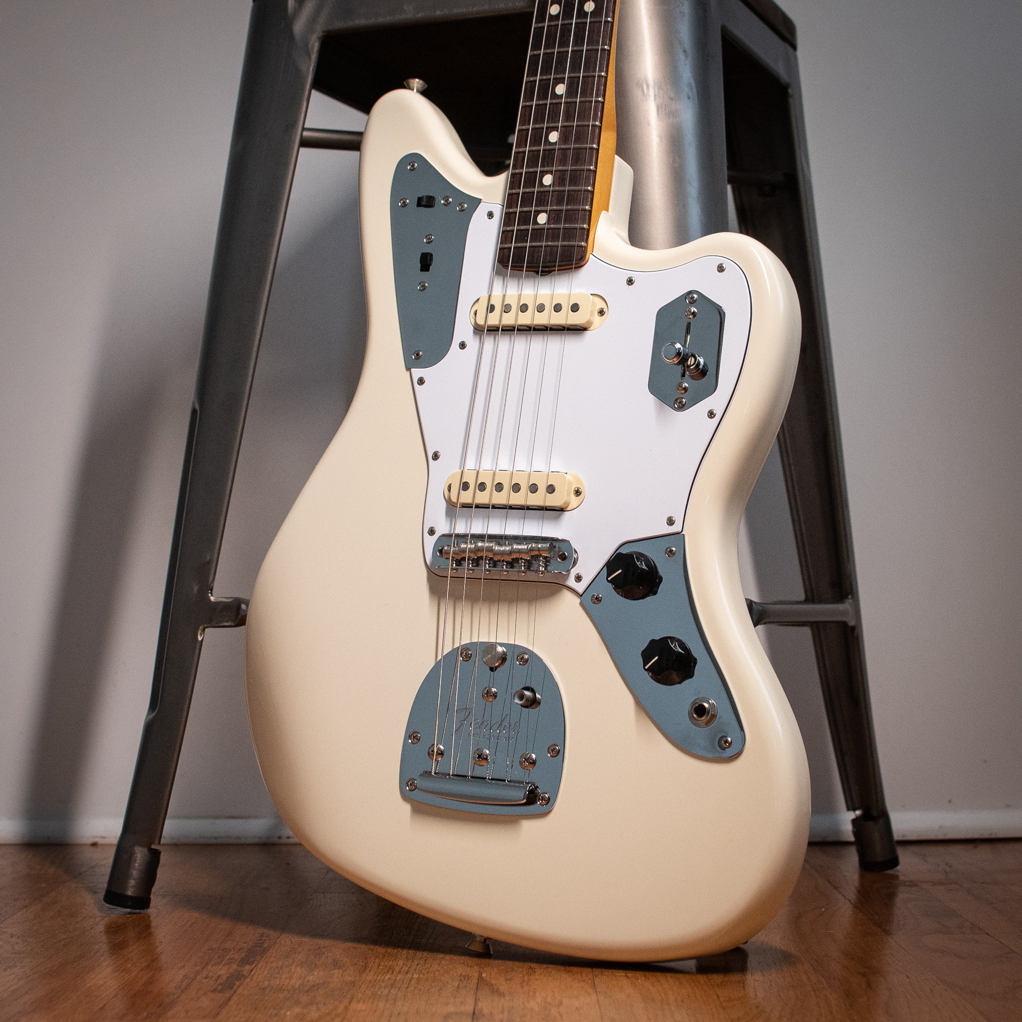 Fender Johnny Marr Jaguar Olympic White w/OHSC – Black Bobbin