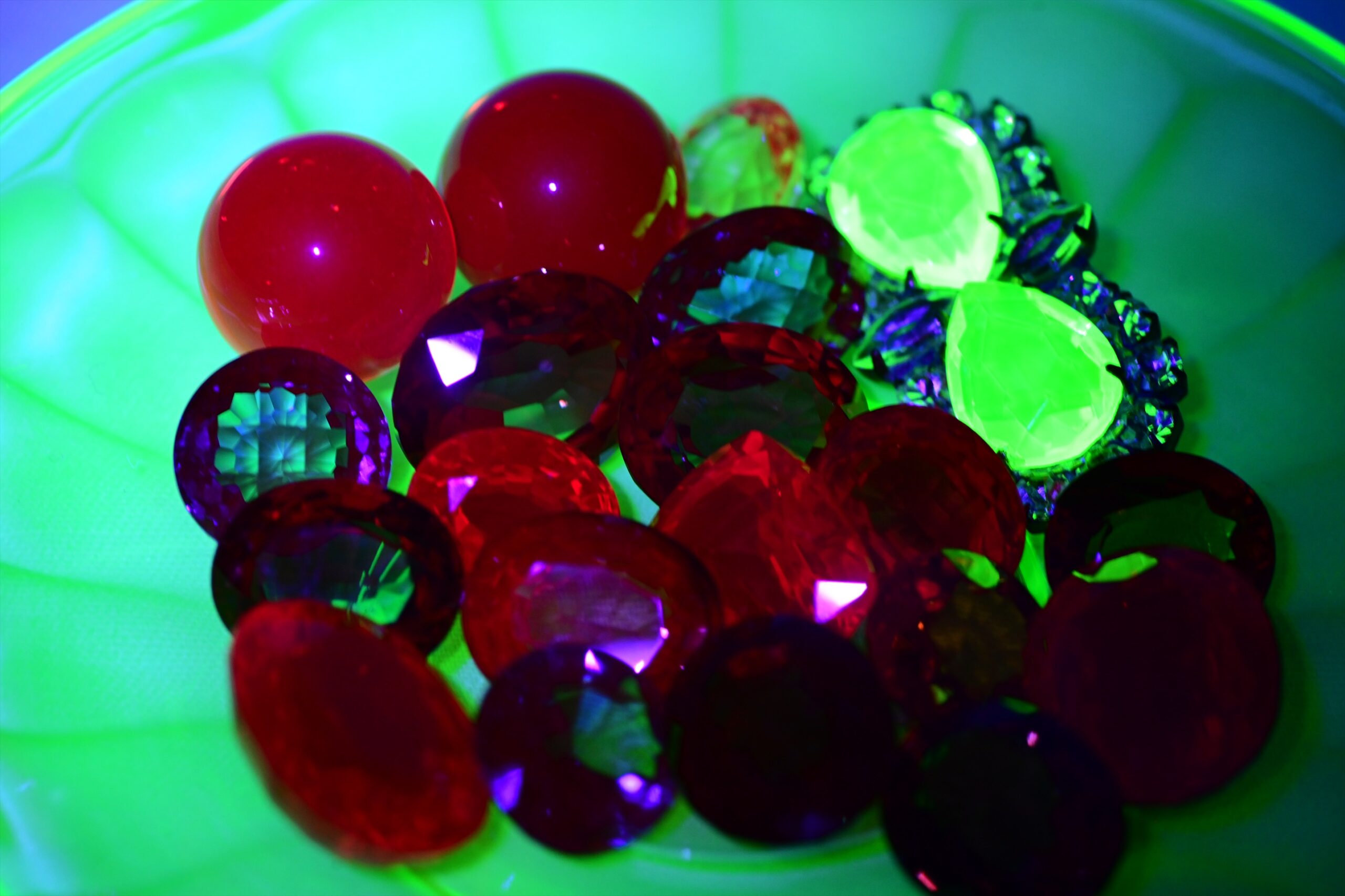 魅惑のウランガラスの世界 | 銀の備忘録