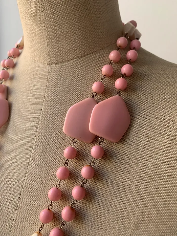 フランス 70s プラスチック サーモンピンク ビーズ ロングネックレス