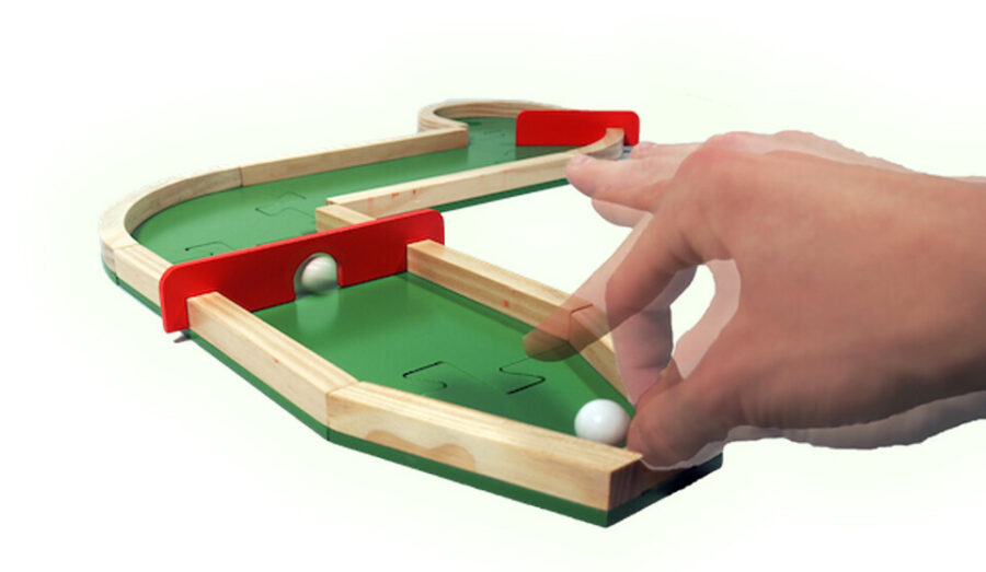 指でボールを弾く木製ミニゴルフゲーム『Pitch＆Plakks』“Kibidango”に