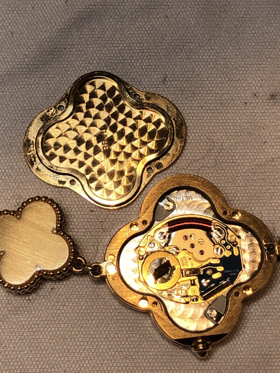 Van Cleef & Arpels(ヴァン クリーフアンドアーペル) の電池交換