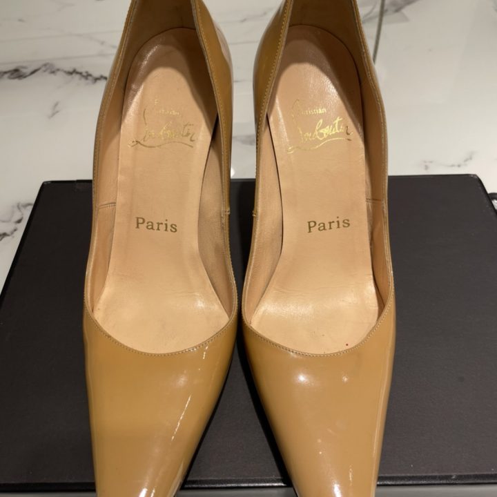 心斎橋店にてクリスチャン ルブタン エナメルパンプスを買取させて頂き