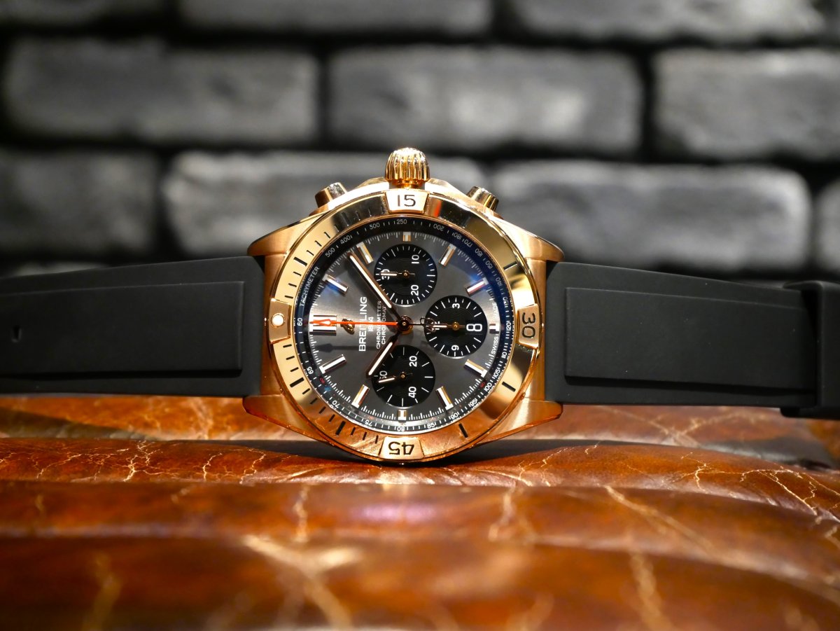 レッドゴールドの輝きが魅力的なクロノマット B01 42をご紹介