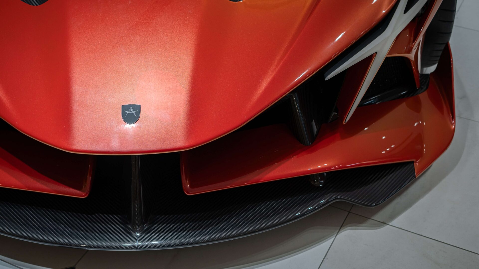 異世界から運ばれて来たようなハイパーカ アポロ プロジェクトEVOを見