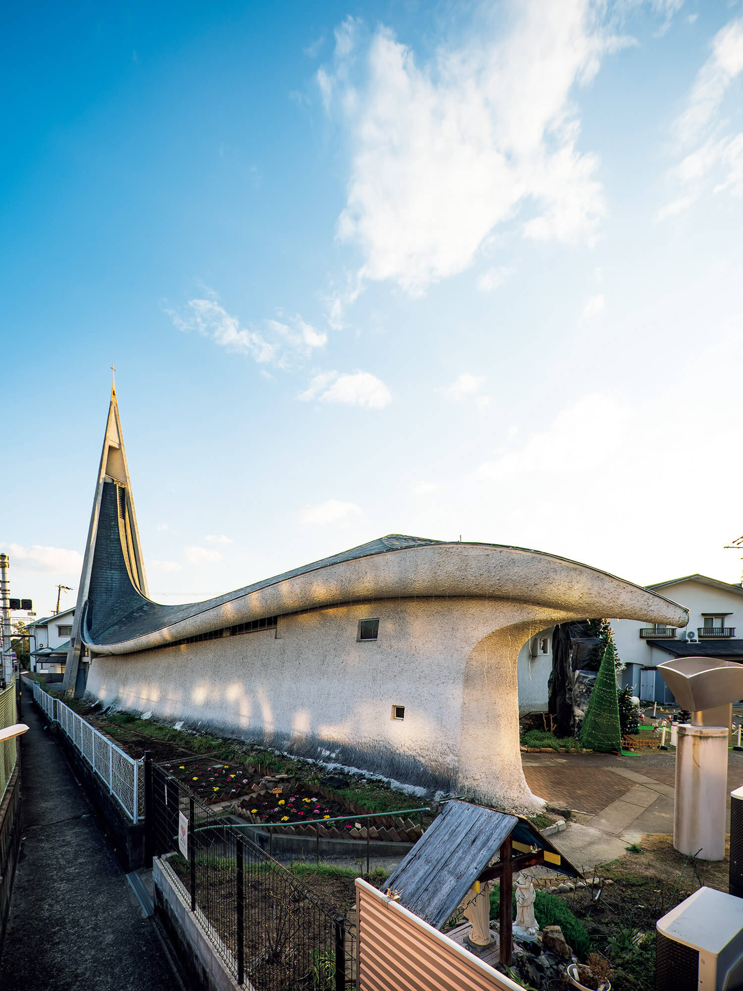 兵庫県〈カトリック宝塚教会〉。街のシンボルとしても、 長く愛される