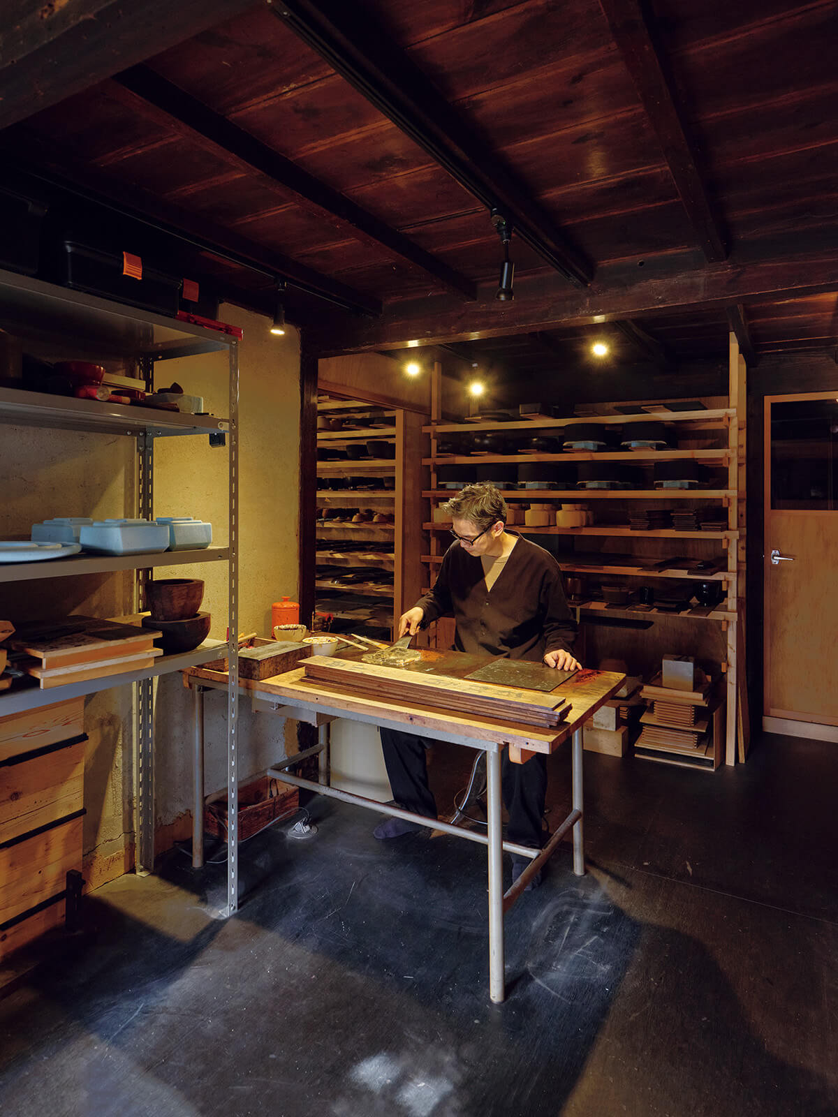 道具は体の一部、机は仕事の土台。工芸作家・杉田明彦の机