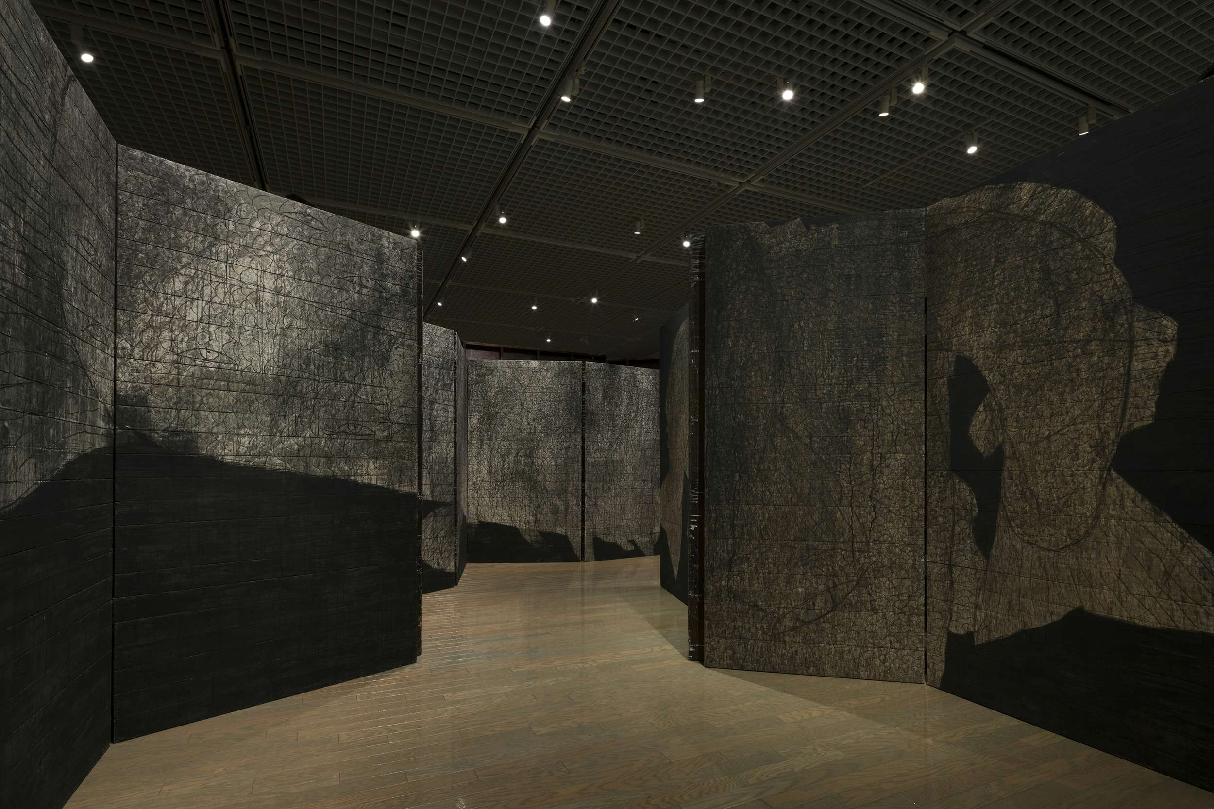 異境の目と向き合う先にあるもの。 小金沢智が見た、「岡村桂三郎展