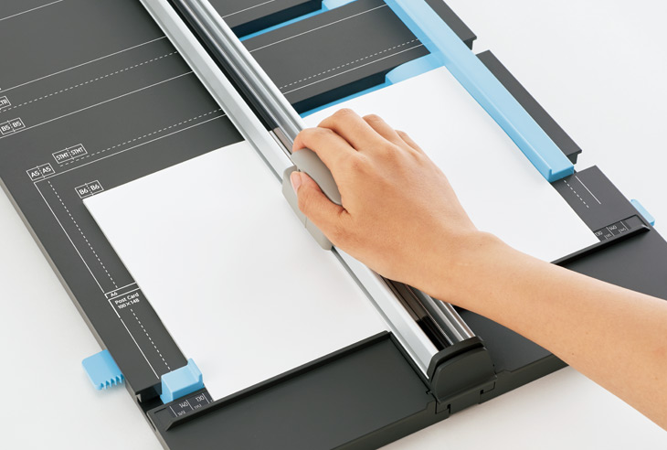 スライドカッター ハンブンコ｜手動断裁機｜切る用品｜製品情報