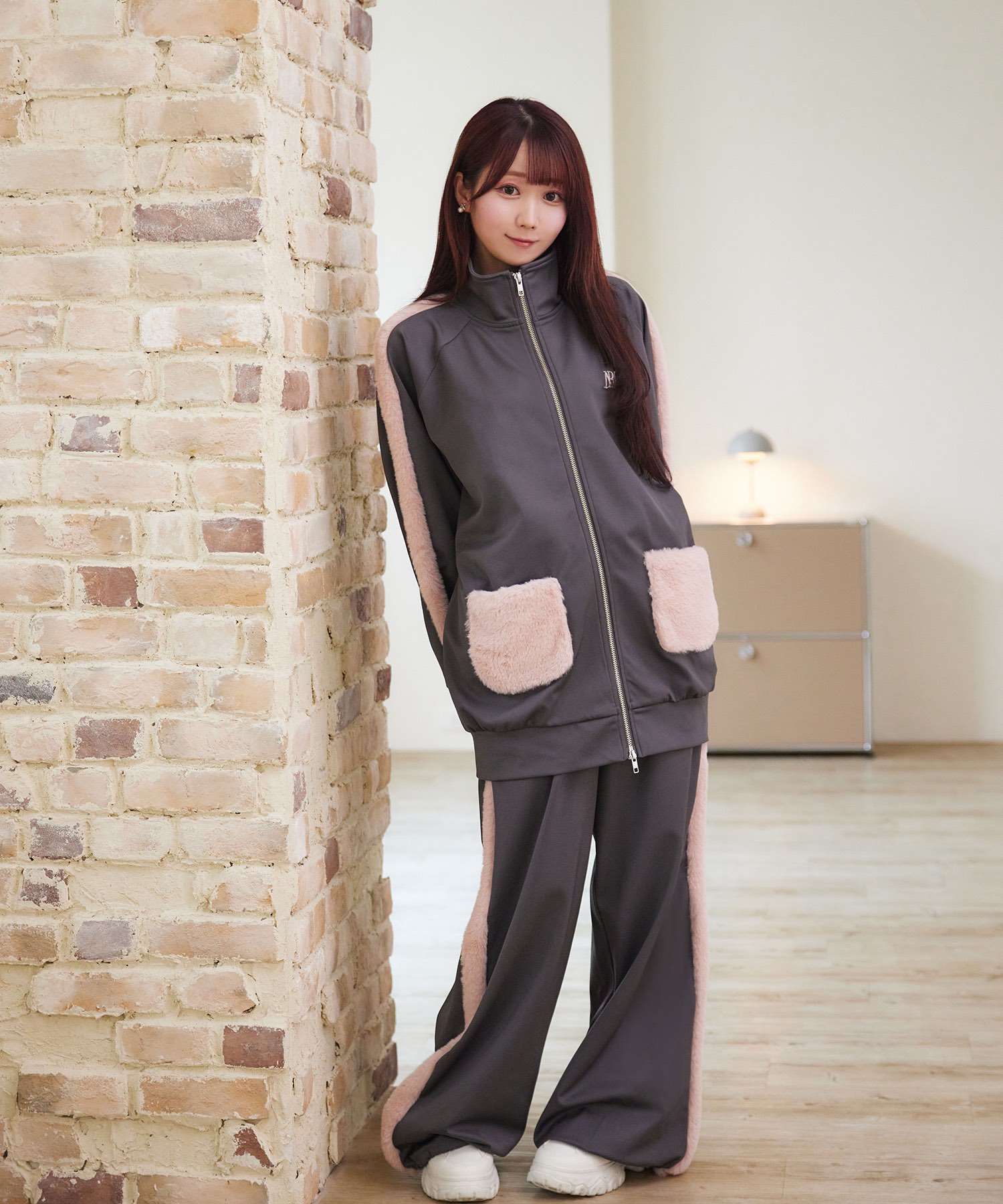 fake fur line track set up – BUNNY APARTMENT