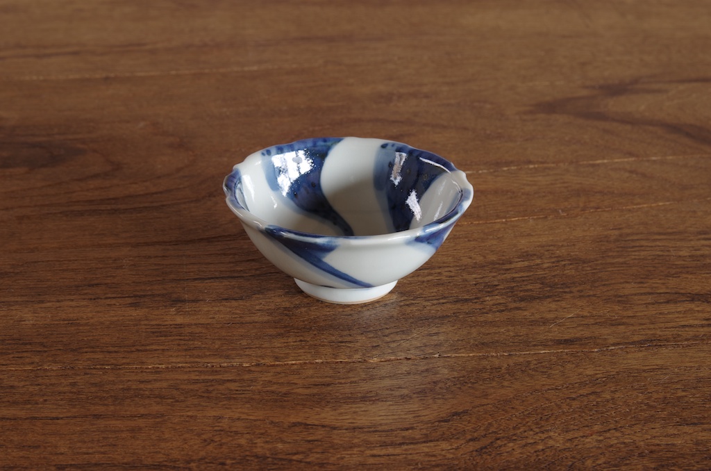 染付捻り文盃 | うつわ | 白洲次郎・白洲正子「武相荘」のショップ