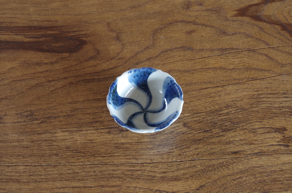 染付捻り文盃 | うつわ | 白洲次郎・白洲正子「武相荘」のショップ