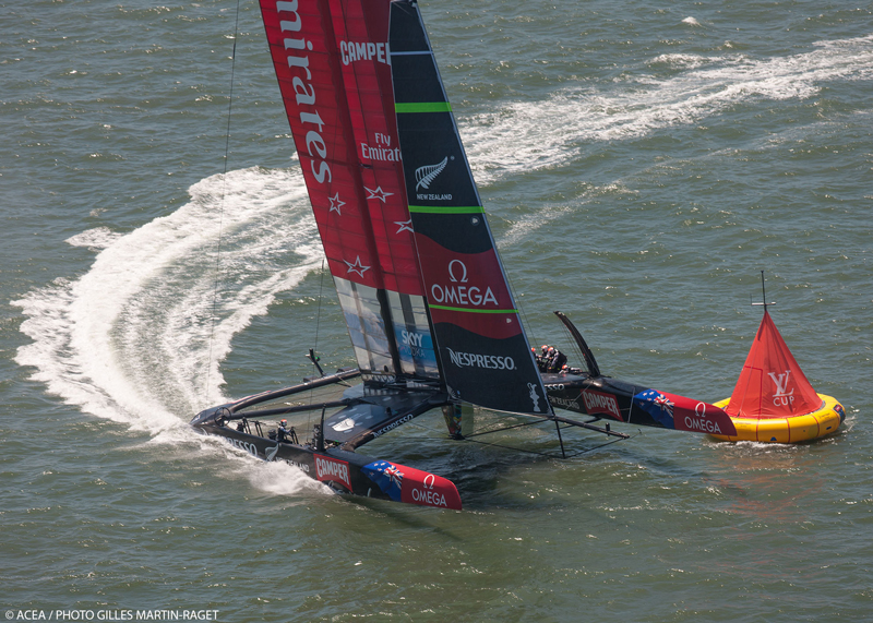 悲劇の幕開け、ルイヴィトンカップ第1戦世界のヨットレース