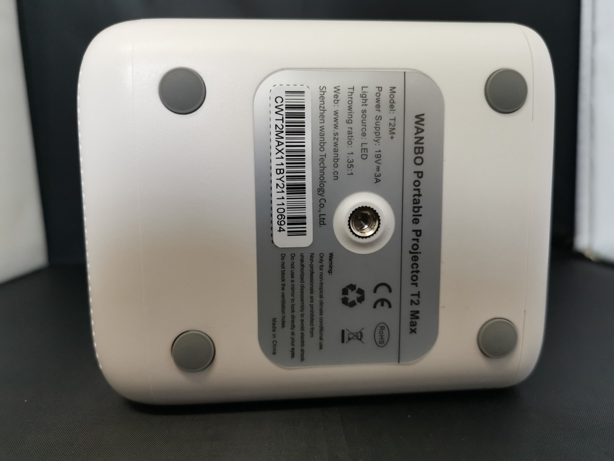 1万円台のフルHDプロジェクター「Xiaomi Wanbo T2MAX」レビュー、片手