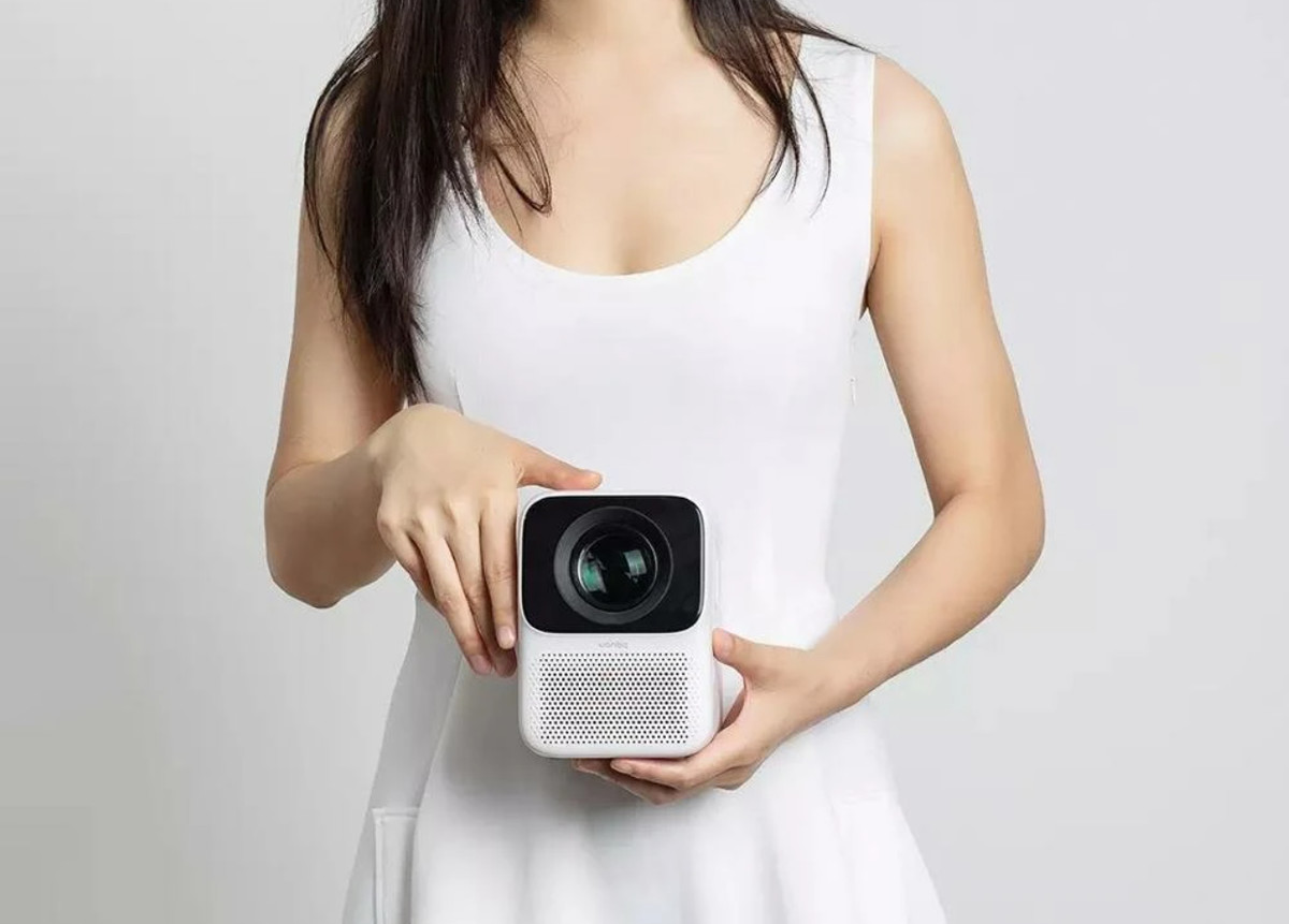 1万円台のフルHDプロジェクター「Xiaomi Wanbo T2MAX」レビュー、片手