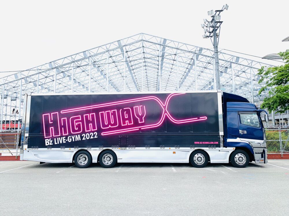 B'z、『Highway X』で3年ぶりにデザイン入りツアトラお披露目か | Bz