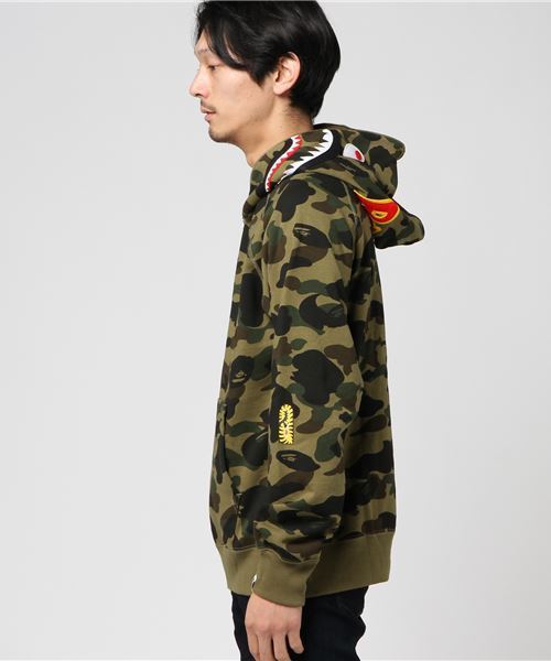 A BATHING APE（アベイシングエイプ）の「1ST CAMO SHARK HALF ZIP