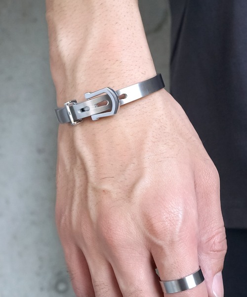 SBG（エスビー）の「SBG ベルトバックル型ブレスレット（バングル