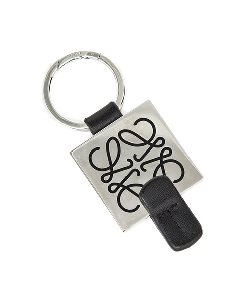 LOEWE（ロエベ）の「ANAGRAM PLAQUE/STRAP KEYRING（キーホルダー