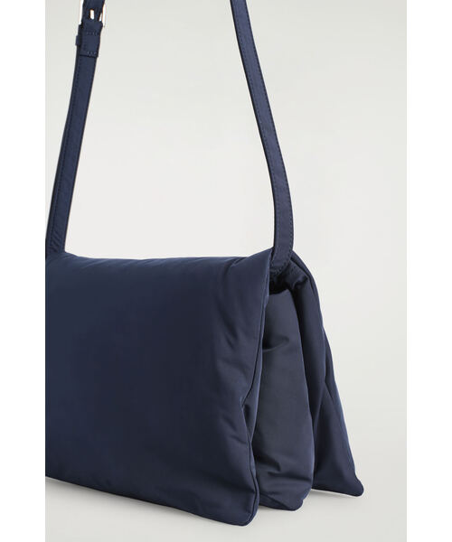 トリフォールドパッド入りクロスボディバッグ（ショルダーバッグ