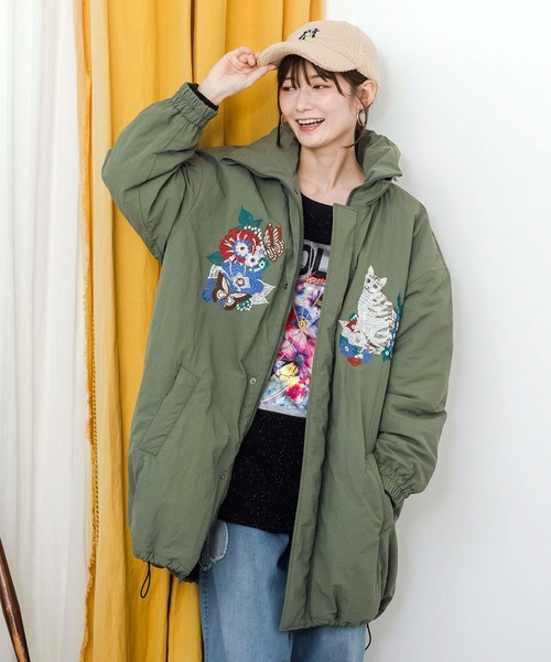 ScoLar（スカラー）の「133679：ネコ花蝶刺繍 中綿キルティング