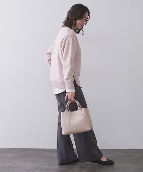 シュリンク合皮ワイドマチ付きミドルサイズトートバッグ【人間工学