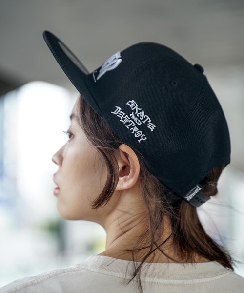 MAG LOGO SNAP BACK CAP 平ツバ キャップ/スラッシャー帽子(キャップ