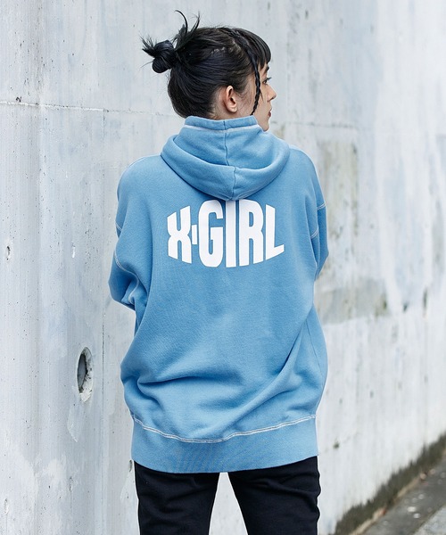 X-girl（エックスガール）の「CURVED LOGO ZIP UP SWEAT HOODIE