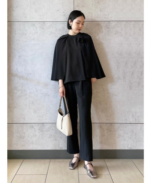 Mila Owen（ミラオーウェン）の「コサージュブラウステーパードパンツ