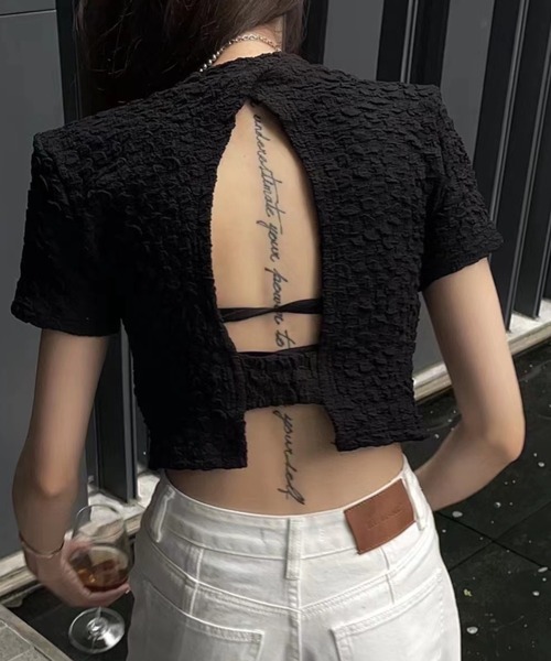 背中あきのデザインでレディ感をプラス。ジャガードバックオープン