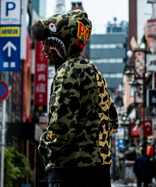 A BATHING APE（アベイシングエイプ）の「1ST CAMO HALF SHARK FULL