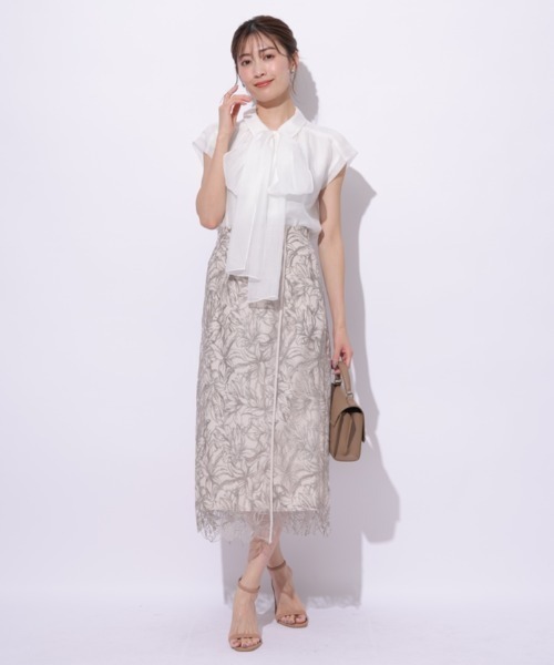 Apuweiser-riche（アプワイザーリッシェ）の「ライン刺繍タイト