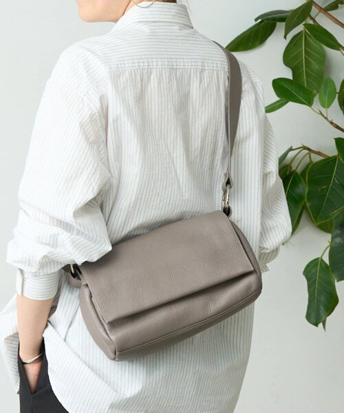 BEARDSLEY（ビアズリー）の「《本革》レザーボディバッグ（ショルダー