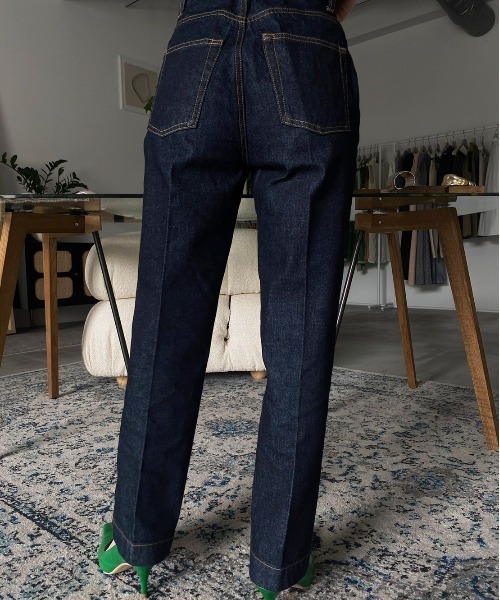 Ameri（アメリ）の「CENTER PRESS STRAIGHT DENIM（デニムパンツ