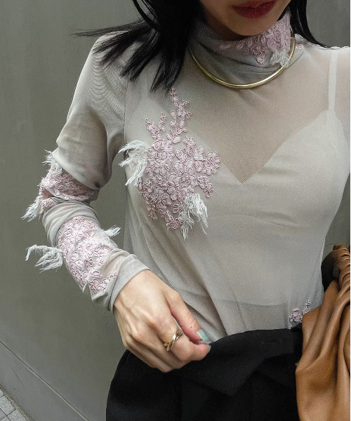 Ameri（アメリ）の「UND FUR EMBROIDERY SKIN TOP（Tシャツ/カットソー