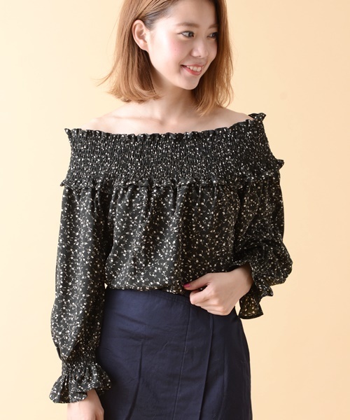 Chico（チコ）の「 2WAYシャーリングオフショルブラウス（シャツ