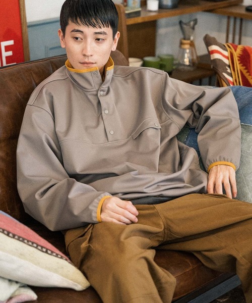 niko and（ニコアンド）の「ブロックフリーススタンドプルオーバー