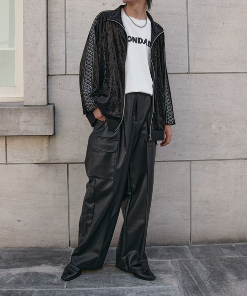 COLONY 2139（コロニートゥーワンスリーナイン）の「クラッシュベロア